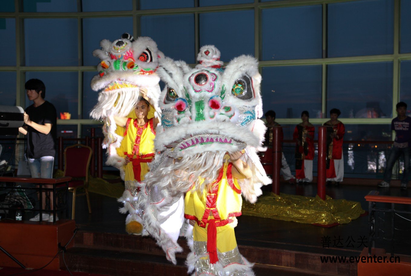 開場節(jié)目:夜光獅