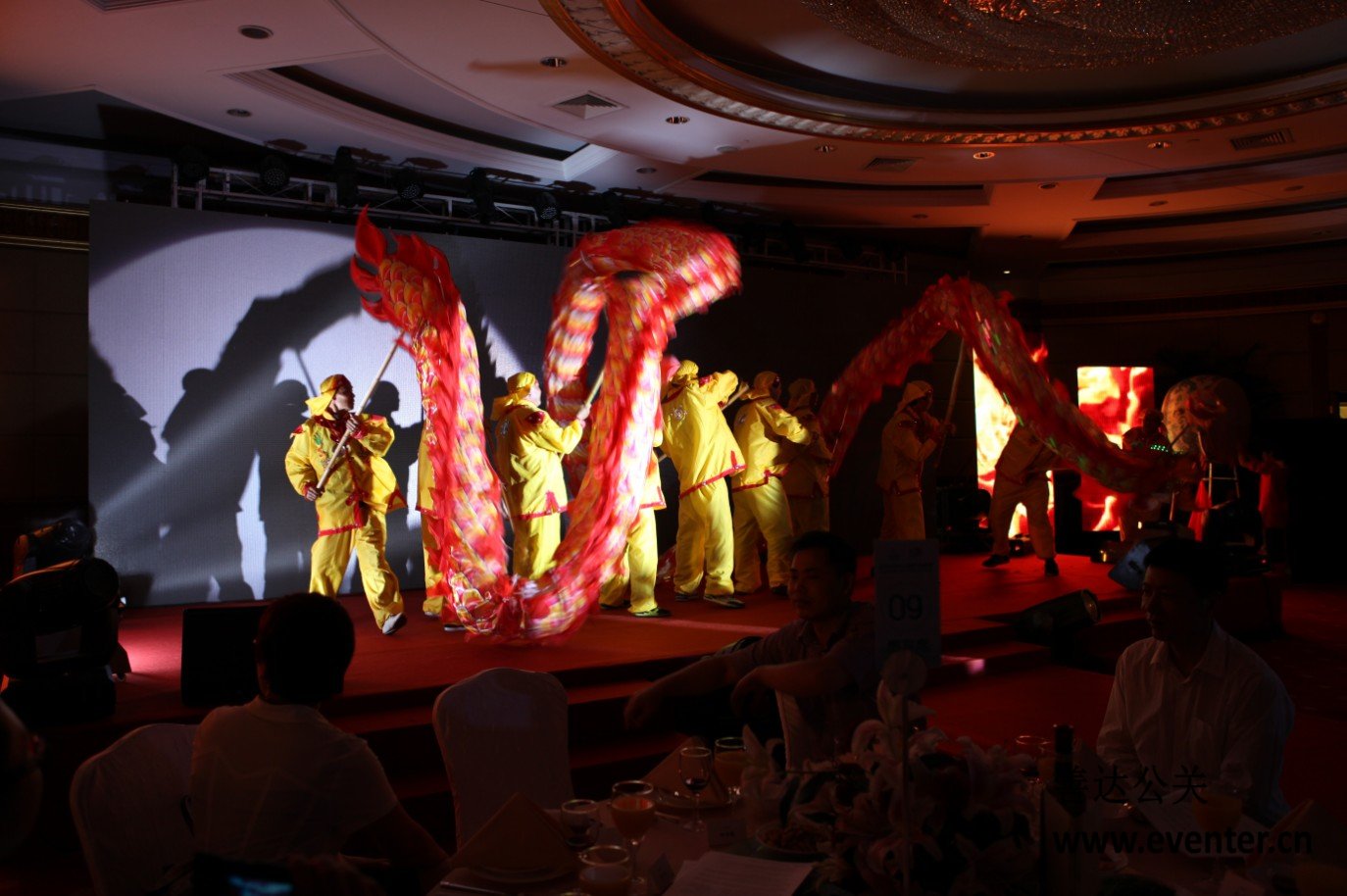 開場節(jié)目:舞龍