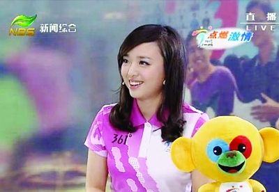  羅襲在南京亞青會采火儀式直播現場。 圖片由本人提供