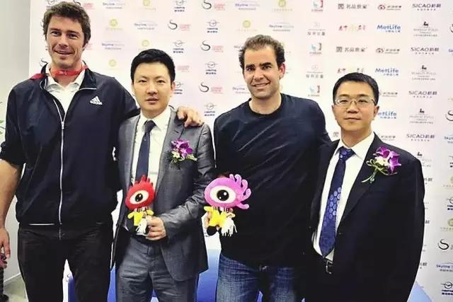 開業慶典：都是要照鏡子整一整